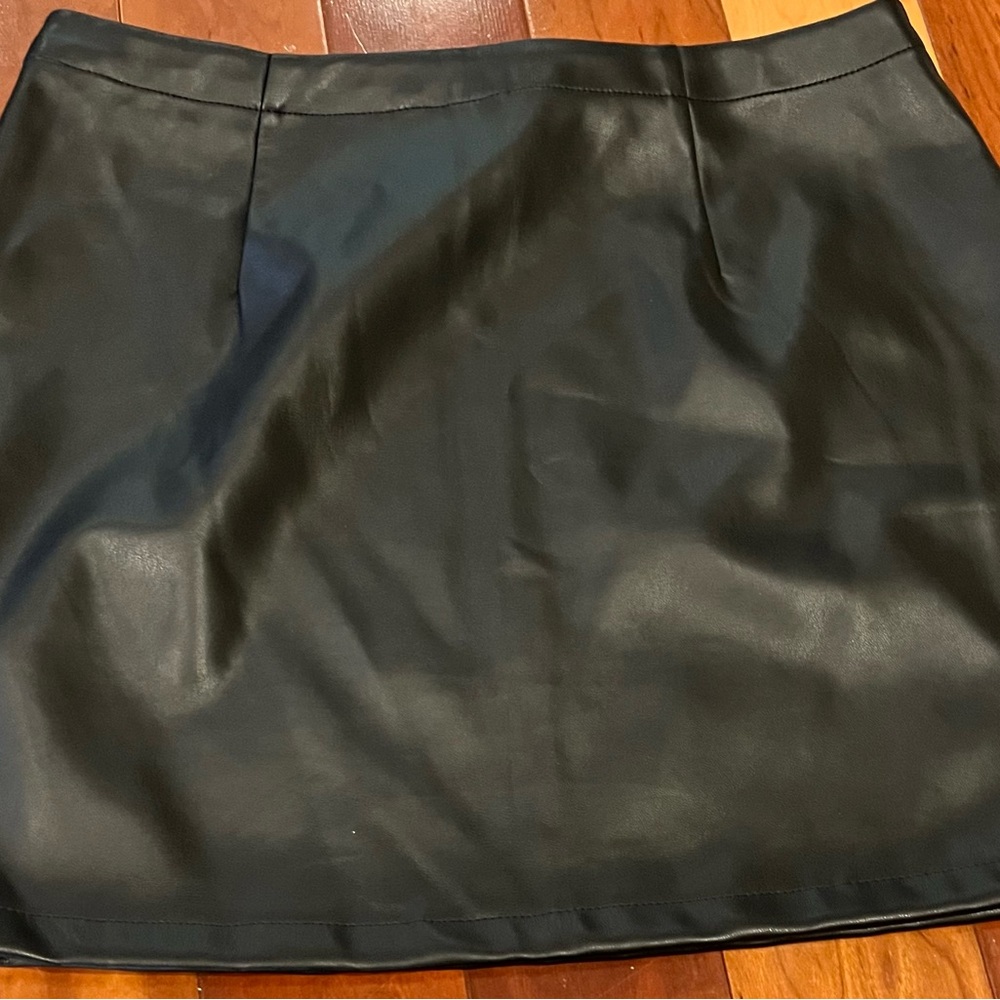 GAP Black Faux Leather Mini Skirt Side Zip EUC Holiday Party Woman’s Small Chic - Picture 3 of 8